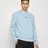 Billig 😀 Karl Kani SMALL SIGANTURE CREW UNISEX - Sweatshirt - Light Blue 🎉 -Karl Kani Verkäufe 6c0f887eed674489960d66b8639b1abc