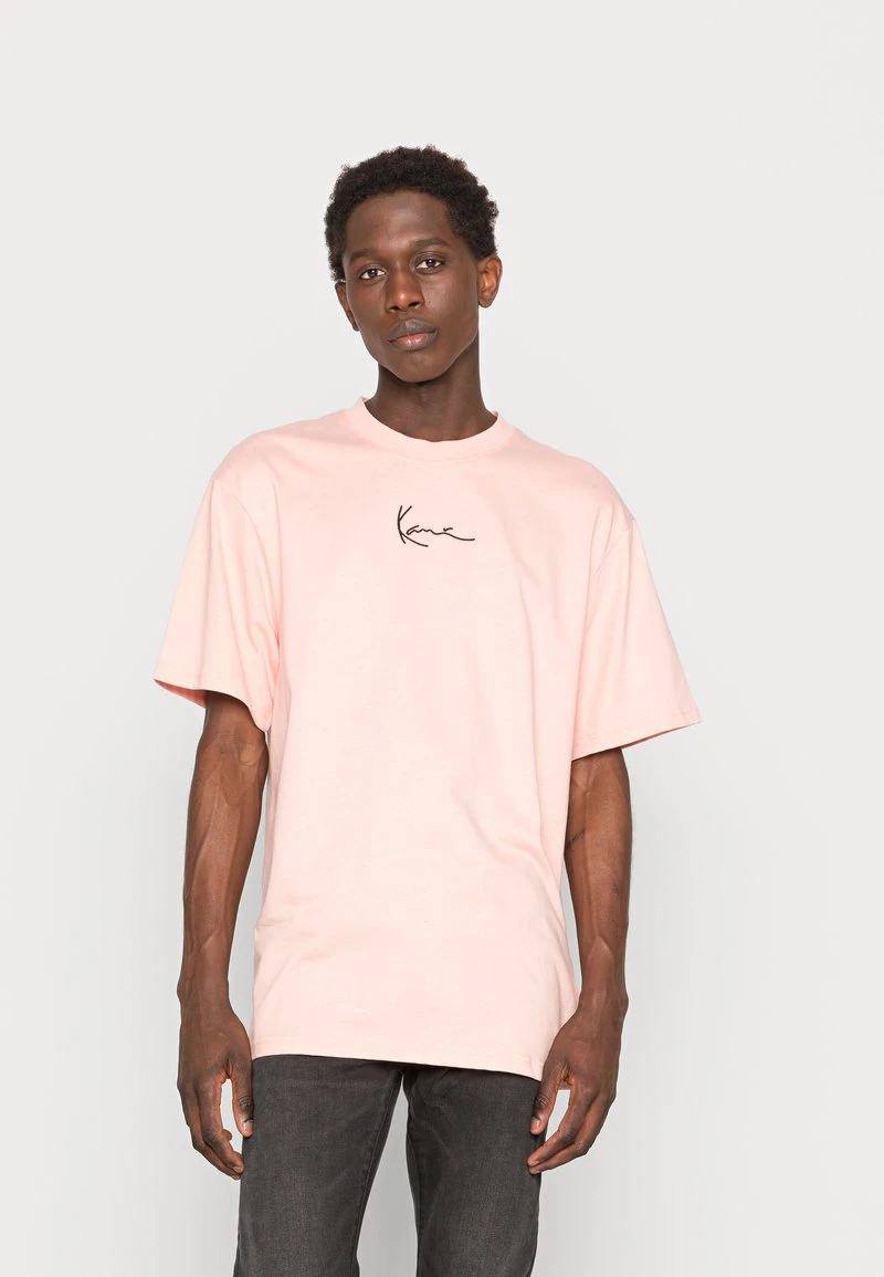 Am billigsten ⌛ Karl Kani SIGNATURE TEE UNISEX - T-Shirt Basic - Light Rose ⌛ 3 Am billigsten ⌛ Karl Kani SIGNATURE TEE UNISEX - T-Shirt Basic - Light Rose ⌛