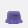 Bestpreis 😀 Karl Kani SIGNATURE BUCKET HAT UNISEX - Hut - Lilac 🤩 -Karl Kani Verkäufe 6f5f504a48c7492ea7b1f0e080eed10b