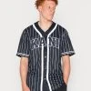 Blitzangebot ✔️ Karl Kani SERIF ⚾ BASEBALL UNISEX - Strickjacke - Black 🧨 -Karl Kani Verkäufe 7a879c16501747d4a5421b663cd4802e
