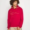Am billigsten ⭐ Karl Kani SIGNATURE PATCH HOODIE UNISEX - Sweatshirt - Dark Red 🔥