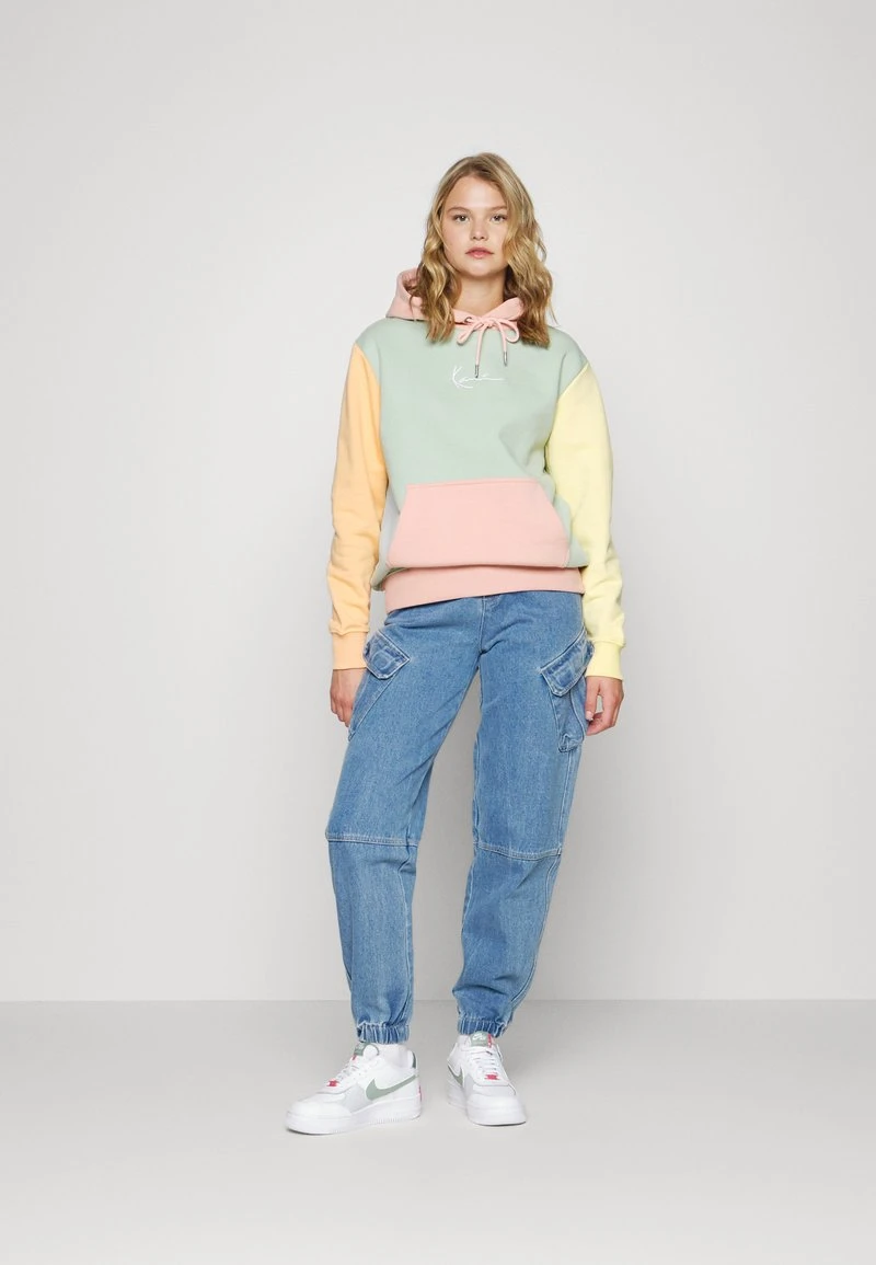 Auslauf ⌛ Karl Kani SMALL SIGNATURE BLOCK HOODIE - Sweatshirt - Dusty Green, Damen 🔥 4 Auslauf ⌛ Karl Kani SMALL SIGNATURE BLOCK HOODIE - Sweatshirt - Dusty Green, Damen 🔥 – Bild 2