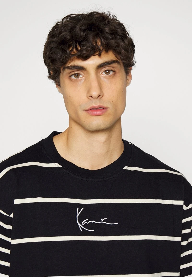 Am billigsten ✨ Karl Kani SMALL SIGNATURE STRIPE TEE UNISEX - T-Shirt Print - Light Blue 🌟 7 Am billigsten ✨ Karl Kani SMALL SIGNATURE STRIPE TEE UNISEX - T-Shirt Print - Light Blue 🌟 – Bild 5