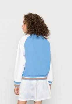 Großhandel ❤️ Karl Kani SERIF BLOCK COLLEGE CREW - Sweatshirt - Blue, Damen ✔️ -Karl Kani Verkäufe 8fb98357d63f4a6fb19657659e469de9