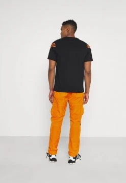 Besorgen 😀 Karl Kani SIGNATURE CRINCLE PANTS UNISEX - Cargohose - Orange ✨ -Karl Kani Verkäufe 8fdbb43b41074a31a267a20a3406541e