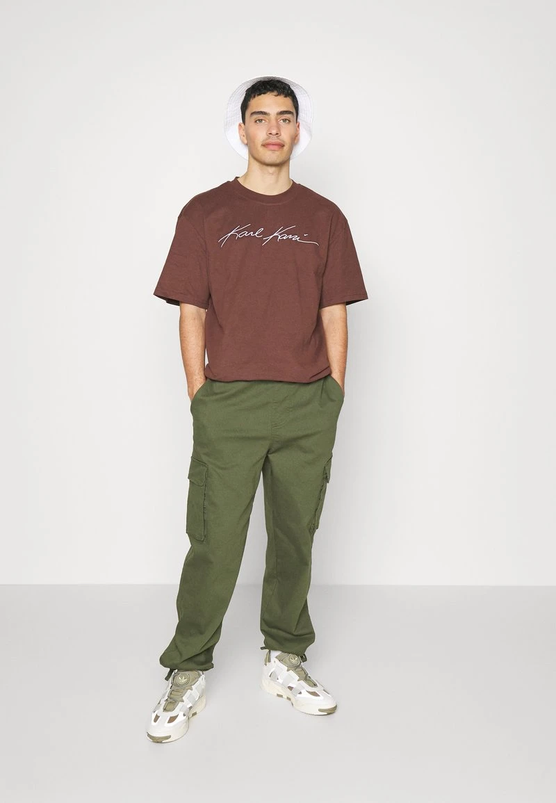 Brandneu 🎁 Karl Kani AUTOGRAPH TEE UNISEX - T-Shirt Basic - Brown 💯 4 Brandneu 🎁 Karl Kani AUTOGRAPH TEE UNISEX - T-Shirt Basic - Brown 💯 – Bild 2