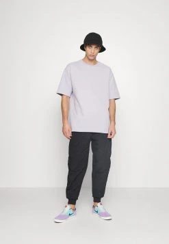 Brandneu ⌛ Karl Kani SMALL SIGNATURE QUILTED PANTS UNISEX - Stoffhose - Black 🧨 -Karl Kani Verkäufe 98a361e3df594ca9adabbfcbe3623d6c