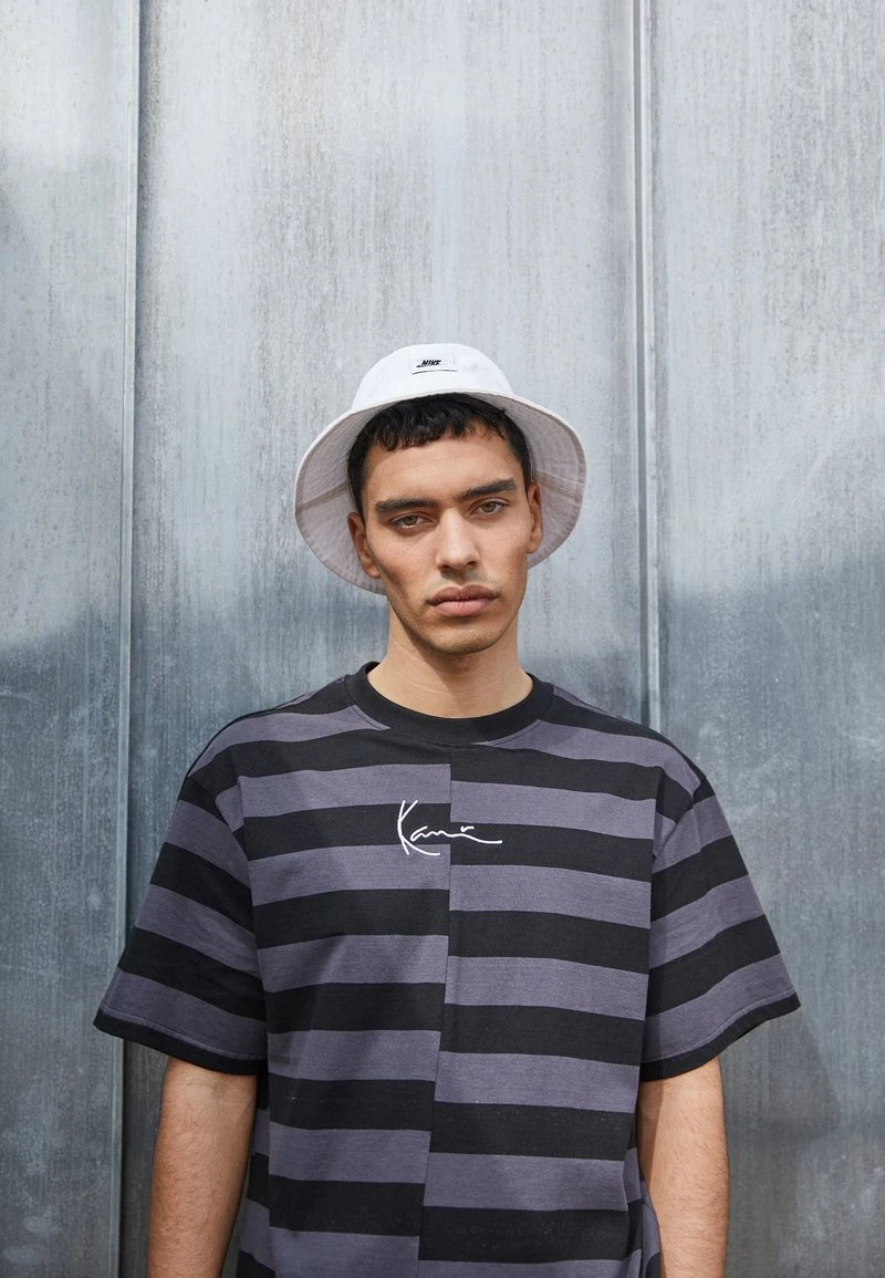 Rabatt ❤️ Karl Kani UNISEX SMALL SIGNATURE SPLIT STRIPE TEE - T-Shirt Print - Dark Grey ✨ 5 Rabatt ❤️ Karl Kani UNISEX SMALL SIGNATURE SPLIT STRIPE TEE - T-Shirt Print - Dark Grey ✨ – Bild 3
