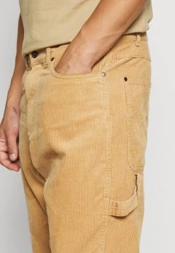 Coupon 🛒 Karl Kani RETRO PANTS UNISEX - Stoffhose - Sand ⭐ -Karl Kani Verkäufe 9a3af423eff441f2943d6ff0e5b061fa