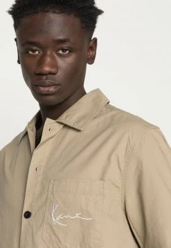 Brandneu 🧨 Karl Kani CHEST SIGNATURE SHORT SLEEVE - Hemd - Military Green, Herren 👏 -Karl Kani Verkäufe 9c17bd4db9cf4c7c83fc2aef2ce3bcdd