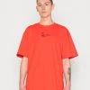 Beste Bewertungen von 🧨 Karl Kani UNISEX SMALL SIGNATURE ESSENTIAL TEE - T-Shirt Basic - Red 🔥 -Karl Kani Verkäufe 9cad973f701043c09e3e597e06b8bb36