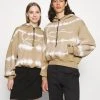 Auslauf ✔️ Karl Kani SIGNATURE TIE DYE OVERSIZE HOODIE UNISEX - Sweatshirt - Sand ⭐ -Karl Kani Verkäufe a0c69d24828b49afb31e79749b8728df