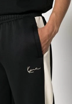 Am billigsten 🎁 Karl Kani SMALL SIGNATURE TRACKPANTS - Jogginghose - Black, Herren ⭐ 11 Am billigsten 🎁 Karl Kani SMALL SIGNATURE TRACKPANTS - Jogginghose - Black, Herren ⭐ -Karl Kani Verkäufe a14f2f49ad394289816fb52990b4623f