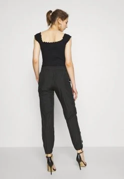 Schlussverkauf 👍 Karl Kani TRACKPANTS - Jogginghose - Black, Damen ❤️ -Karl Kani Verkäufe a1dfdc85c36b47eb8718dd7c6c955b0f