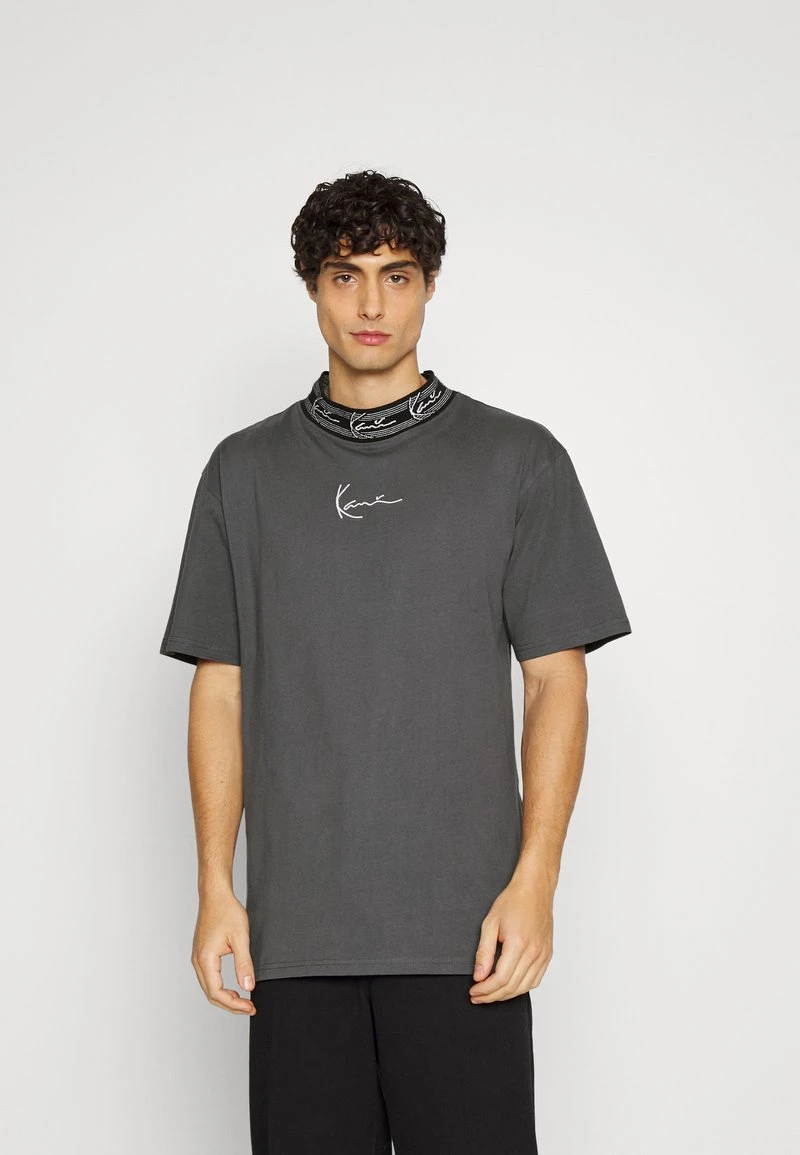 Bestpreis ✨ Karl Kani SMALL SIGNATURE TAPE TEE UNISEX - T-Shirt Print - Black 😉 3 Bestpreis ✨ Karl Kani SMALL SIGNATURE TAPE TEE UNISEX - T-Shirt Print - Black 😉
