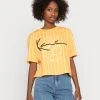 Top 10 ⭐ Karl Kani SIGNATURE CROP TEE - T-Shirt Print - Light Orange, Damen ❤️ -Karl Kani Verkäufe a47ec6ce6b9340d3be2b3d094c11878a