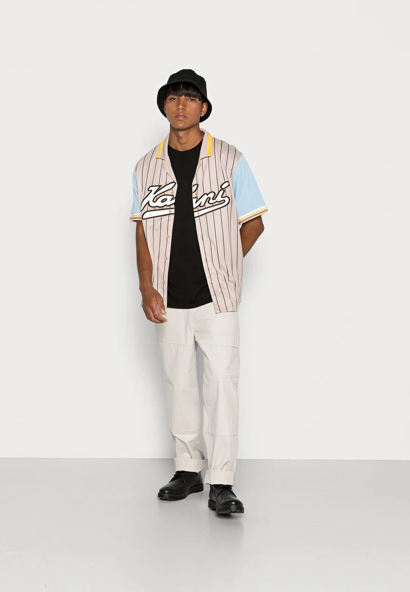Besorgen 🌟 Karl Kani VARSITY ⚾ BASEBALL SHIRT UNISEX - Hemd - Light Sand 🧨 4 Besorgen 🌟 Karl Kani VARSITY ⚾ BASEBALL SHIRT UNISEX - Hemd - Light Sand 🧨 – Bild 2