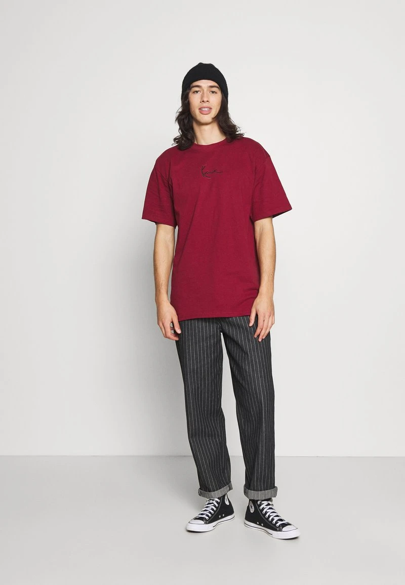 Billig 👍 Karl Kani SIGNATURE ESSENTIAL TEE UNISEX - T-Shirt Basic - Dark Red 🧨 4 Billig 👍 Karl Kani SIGNATURE ESSENTIAL TEE UNISEX - T-Shirt Basic - Dark Red 🧨 – Bild 2