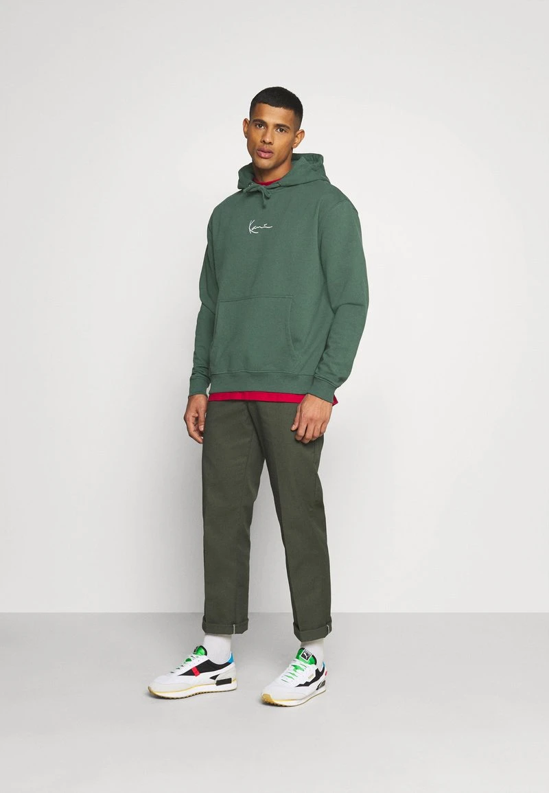 Top 10 👏 Karl Kani UNISEX SMALL SIGNATURE HOODY - Kapuzenpullover - Darkgreen 🔔 4 Top 10 👏 Karl Kani UNISEX SMALL SIGNATURE HOODY - Kapuzenpullover - Darkgreen 🔔 – Bild 2
