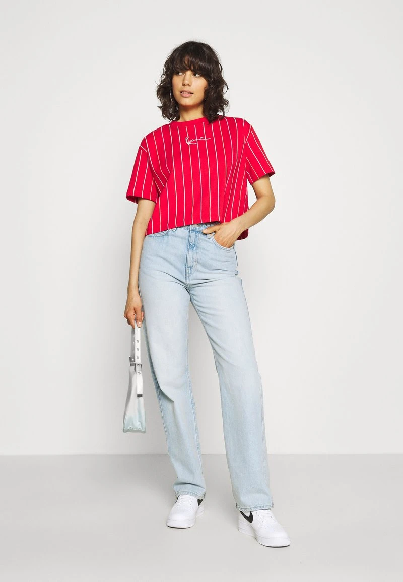 Budget 🥰 Karl Kani SMALL SIGNATURE SHORT PINSTRIPE TEE - T-Shirt Print - Red, Damen ✔️ 4 Budget 🥰 Karl Kani SMALL SIGNATURE SHORT PINSTRIPE TEE - T-Shirt Print - Red, Damen ✔️ – Bild 2