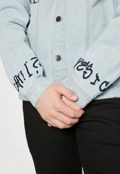 Billig ❤️ KARL KANI X SMILEY® RETRO SCRIBBLE JACKET UNISEX - 🧨 Jeansjacke - Bleached Blue ✨ 13 Billig ❤️ KARL KANI X SMILEY® RETRO SCRIBBLE JACKET UNISEX - 🧨 Jeansjacke - Bleached Blue ✨ -Karl Kani Verkäufe b835b70ae1a04a2b87c5fae37f00ce55