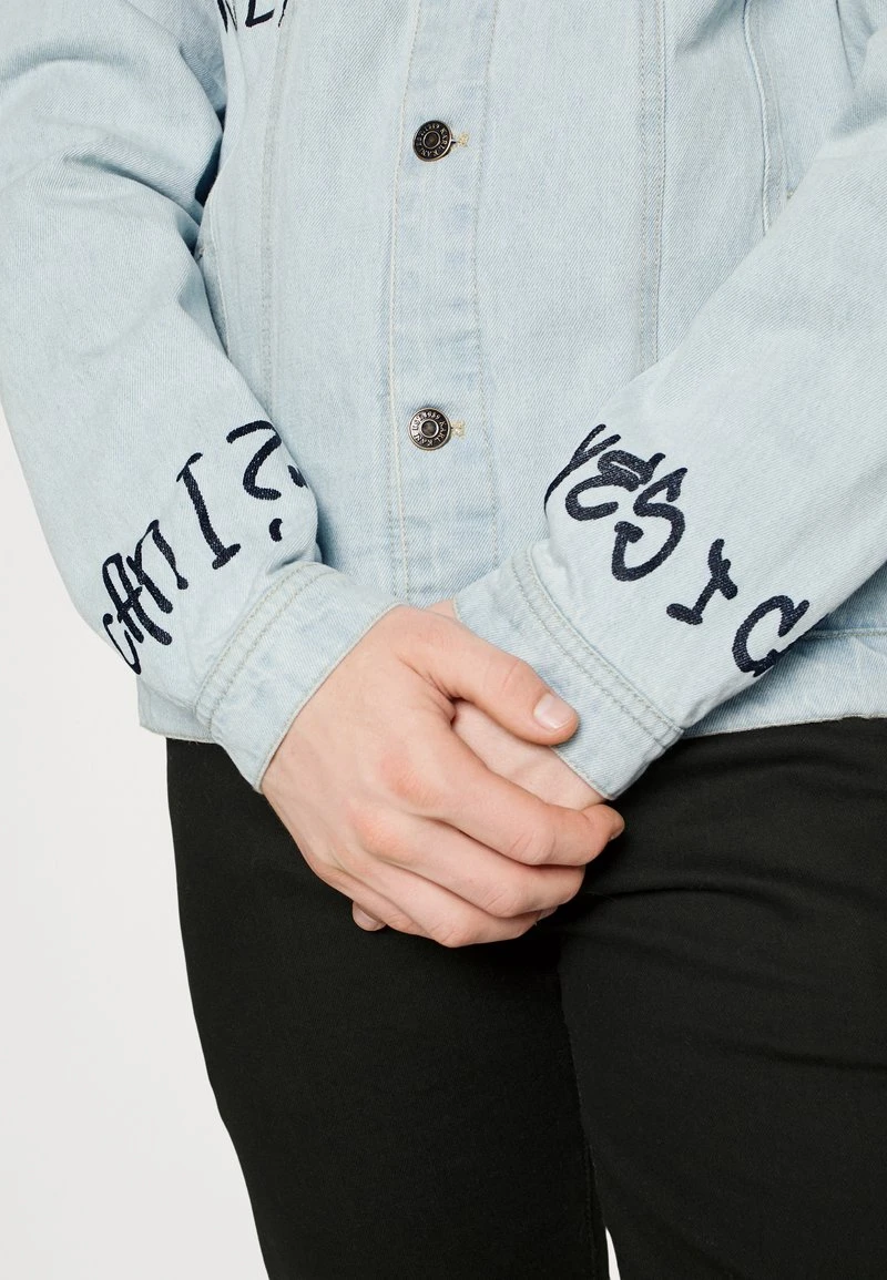 Billig ❤️ KARL KANI X SMILEY® RETRO SCRIBBLE JACKET UNISEX - 🧨 Jeansjacke - Bleached Blue ✨ 7 Billig ❤️ KARL KANI X SMILEY® RETRO SCRIBBLE JACKET UNISEX - 🧨 Jeansjacke - Bleached Blue ✨ – Bild 5