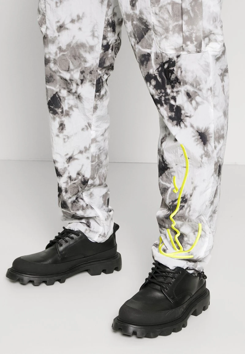 Besorgen 🧨 Karl Kani SIGNATURE PIXELPRINT PANTS UNISEX - Cargohose - Grey 👏 9 Besorgen 🧨 Karl Kani SIGNATURE PIXELPRINT PANTS UNISEX - Cargohose - Grey 👏 – Bild 7
