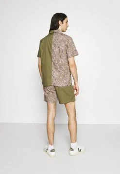 Top 10 👍 Karl Kani CHEST SIGNATURE PAISLEY BLOCK RESORT SHIRT - Hemd - Sand, Herren 🧨 -Karl Kani Verkäufe be1803fcd96d45e1928a8f0f8e5b0df8