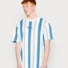 Angebote ⌛ Karl Kani SMALL SIGNATURE STRIPE TEE UNISEX - T-Shirt Print - Blue 🔥 -Karl Kani Verkäufe c2b92a8d3bcc4ac3bad6514544cd93a5