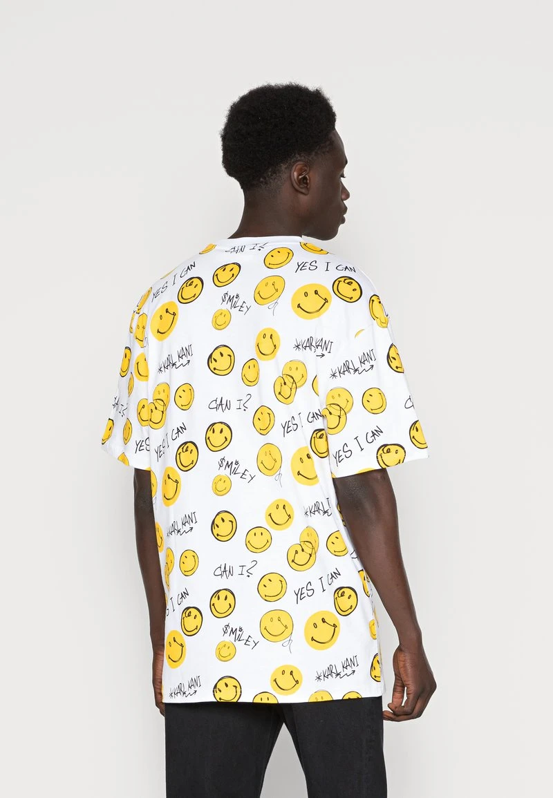 Neu 🤩 KARL KANI X SMILEY® SMALL SIGNATURE TEE UNISEX - T-Shirt Print - White 🔔 5 Neu 🤩 KARL KANI X SMILEY® SMALL SIGNATURE TEE UNISEX - T-Shirt Print - White 🔔 – Bild 3