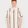 Coupon ⭐ Karl Kani SMALL SIGNATURE UNISEX - T-Shirt Print - Light Brown 👍 -Karl Kani Verkäufe c7699ce958ca4ecfbb9a584753bd0ee5