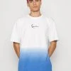 Bestes Angebot 👍 Karl Kani SMALL SIGNATURE GRADIENT TEE UNISEX - T-Shirt Print - Blue 🥰 -Karl Kani Verkäufe c9cf181eedfd4d30b1243d6fa336a6c1
