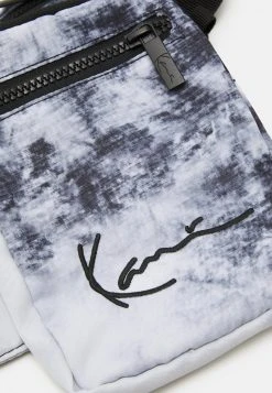 Rabatt ⌛ Karl Kani SIGNATURE TIE DYE BODY BAG UNISEX - Umhängetasche - Black 👍 -Karl Kani Verkäufe cc8c3fcbf86e46b2bace520c6583833e
