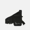 Billig 😉 Karl Kani SIGNATURE CROSSBODY BAG UNISEX - Umhängetasche - Black ❤️ -Karl Kani Verkäufe d0350a95b51849d28c8b1c368bff1689