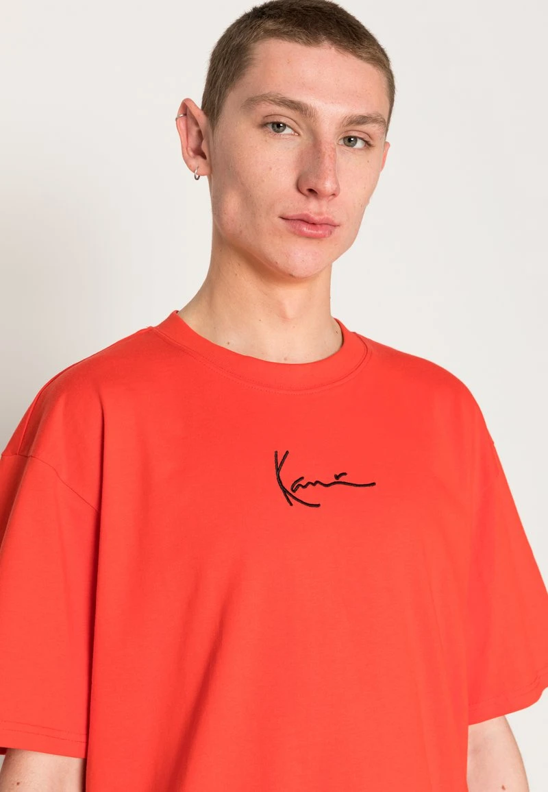 Beste Bewertungen von 🧨 Karl Kani UNISEX SMALL SIGNATURE ESSENTIAL TEE - T-Shirt Basic - Red 🔥 7 Beste Bewertungen von 🧨 Karl Kani UNISEX SMALL SIGNATURE ESSENTIAL TEE - T-Shirt Basic - Red 🔥 – Bild 5