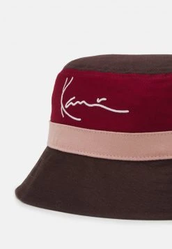 Top 10 ⌛ Karl Kani SIGNATURE BLOCK BUCKET HAT UNISEX - Hut - Rose ⭐ -Karl Kani Verkäufe d1836c30a9d249f4924ebf7c8f533de6
