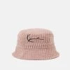 Budget 🎁 Karl Kani SIGNATURE FUZZY BUCKET HAT UNISEX - Hut - Pink 🌟 -Karl Kani Verkäufe d35402569b154b51aae5adbdcac93a90