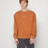Großhandel ✔️ Karl Kani SMALL SIGNATURE CREW UNSIEX - Sweatjacke - Ocher, Unisex ✔️ -Karl Kani Verkäufe d7b701161ccb4ae18b7a08718deb4a56