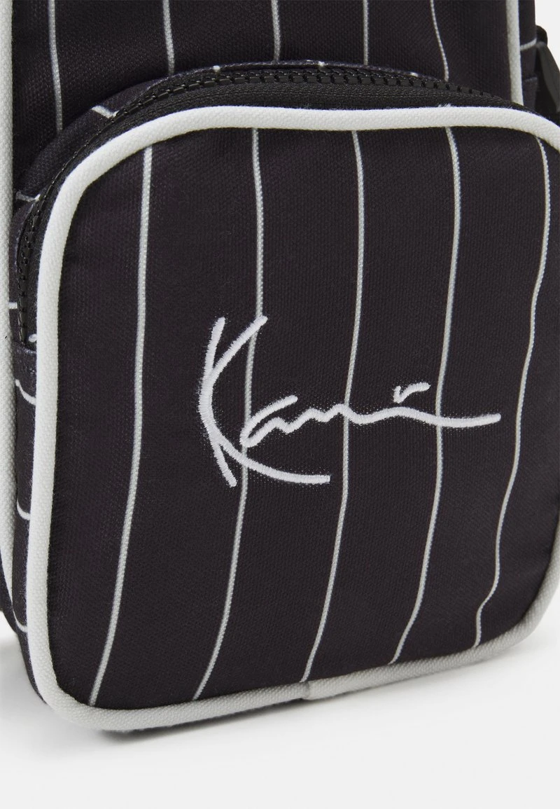 Neu ⭐ Karl Kani SIGNATURE PINSTRIPE MESSENGER BAG UNISEX - Umhängetasche - Black ✔️ 6 Neu ⭐ Karl Kani SIGNATURE PINSTRIPE MESSENGER BAG UNISEX - Umhängetasche - Black ✔️ – Bild 4