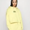Top 10 😉 Karl Kani SMALL SIGNATURE CROP HOODIE LIGHT - Kapuzenpullover - Yellow, Damen ⭐ -Karl Kani Verkäufe de11879b344b422cb078a6d5de32a371