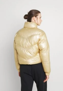 Bester Verkauf 🥰 Karl Kani CHEST SIGNATURE PUFFER JACKET - Winterjacke - Gold, Damen 🌟 -Karl Kani Verkäufe e593a0bef2044d19a446fc674f3ce240
