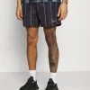 Großhandel 🤩 Karl Kani SMALL SIGNATURE PINSTRIPE - Shorts - Black, Herren 👍 -Karl Kani Verkäufe ecccc81173b74acf8f946ec6e02e00d2