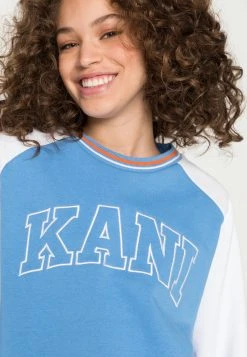 Großhandel ❤️ Karl Kani SERIF BLOCK COLLEGE CREW - Sweatshirt - Blue, Damen ✔️ -Karl Kani Verkäufe f26a511a8211495ba056be2bee6ee9a5