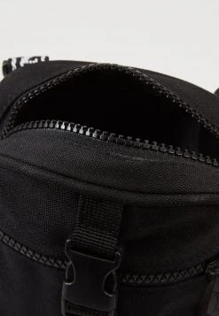 Rabatt 🔔 Karl Kani SIGNATURE TAPE MESSENGER BAG - Umhängetasche - Black/white, Unisex 🧨 -Karl Kani Verkäufe f33f0d93dea345e895041396c678be4b