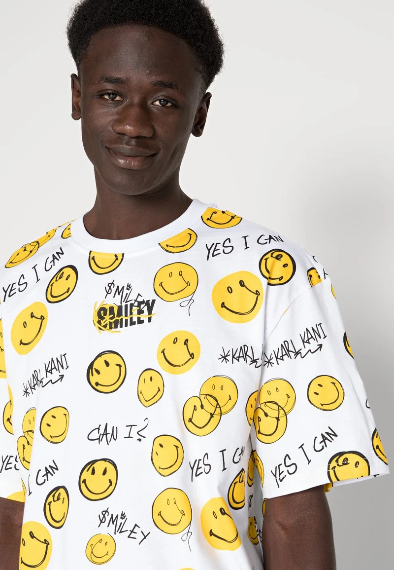 Neu 🤩 KARL KANI X SMILEY® SMALL SIGNATURE TEE UNISEX - T-Shirt Print - White 🔔 7 Neu 🤩 KARL KANI X SMILEY® SMALL SIGNATURE TEE UNISEX - T-Shirt Print - White 🔔 – Bild 5