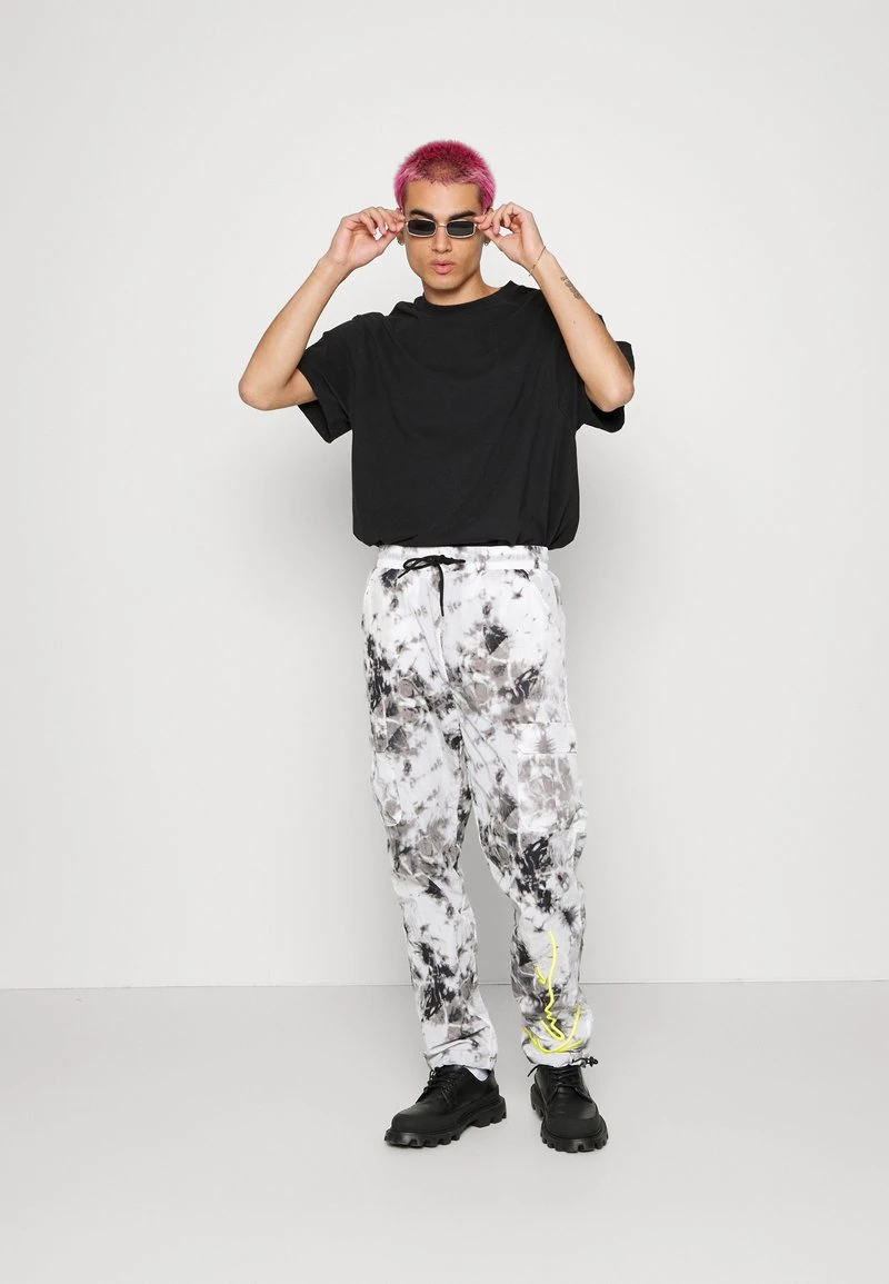 Besorgen 🧨 Karl Kani SIGNATURE PIXELPRINT PANTS UNISEX - Cargohose - Grey 👏 4 Besorgen 🧨 Karl Kani SIGNATURE PIXELPRINT PANTS UNISEX - Cargohose - Grey 👏 – Bild 2